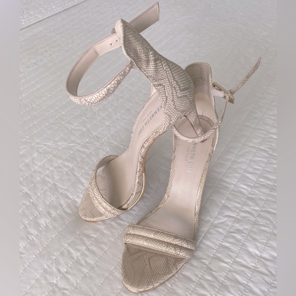 Gold and Beige KENNETH COLE sandals size 9.5 - Picture 3 of 6
